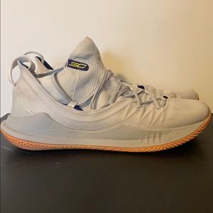 Size 13 Curry 4 Gray and White.